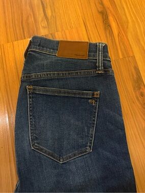 Madewell Women's Skinny Jeans in Dark Blue Denim with Brown Patch
